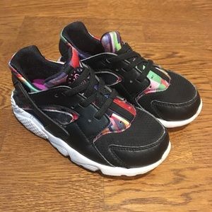 NIKE Huaraches Black & Multi-color